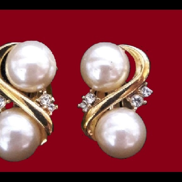 Vintage Richelieu Faux Pearl Gold Tone Swirl Earrings w Rhinestones Pierced - Picture 2 of 5
